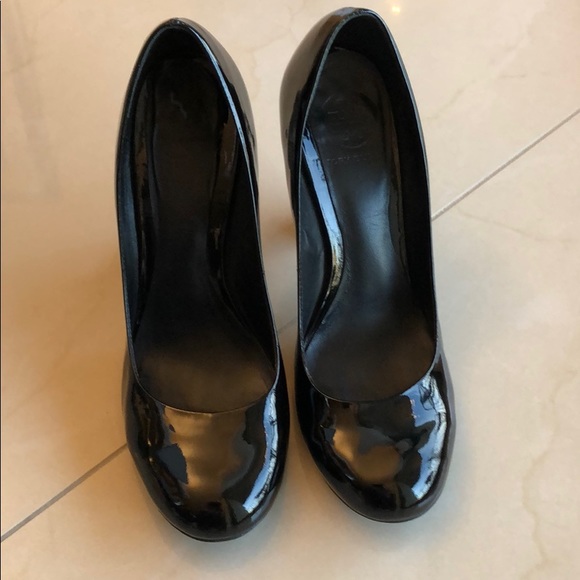 Tory Burch Black Patent Pumps size 9 - Picture 6 of 8